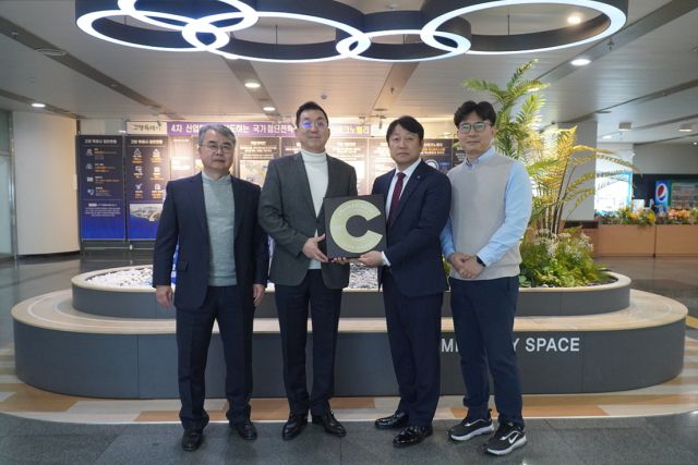 강승필 고양도시관리공사 사장(왼쪽 두번째)과 임직원들이 4년 연속 지역사회공헌 인정기업 상패 수상 후 기념촬영을 하고 있다. 공사 제공