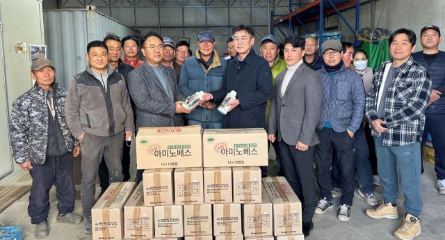 한강유역환경청이 11일 하남시 미사동 채소 농가를 찾아 큰 입배으로 만든 액상비료를 전달하고 관계자 및 농민들과 함께 기념촬영을 하고 있다. 한강청 제공