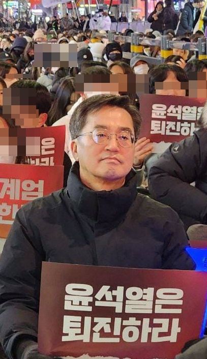 김동연 경기도지사가 윤석열 대통령 탄핵소추안 표결을 하루 앞둔 13일 서울 신촌과 여의도 거리로 나가 대학생, 시민들과 윤석열 대통령의 퇴진을 촉구했다. 김동연 지사 페이스북 캡처