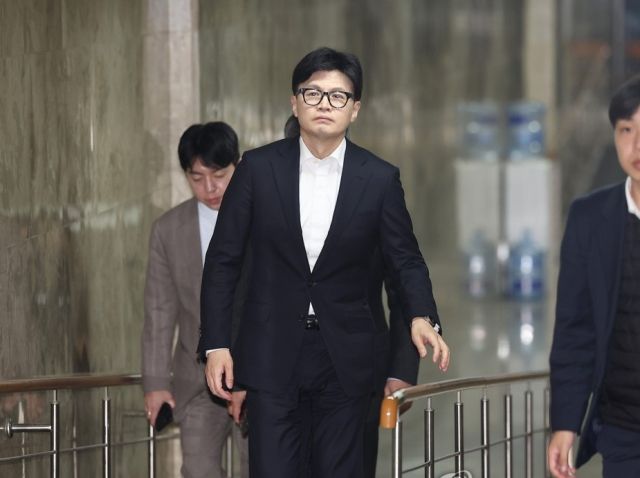 국민의힘 한동훈 대표가 의원총회 회의장에서 나와 당 대표실로 향하고 있다. 연합뉴스