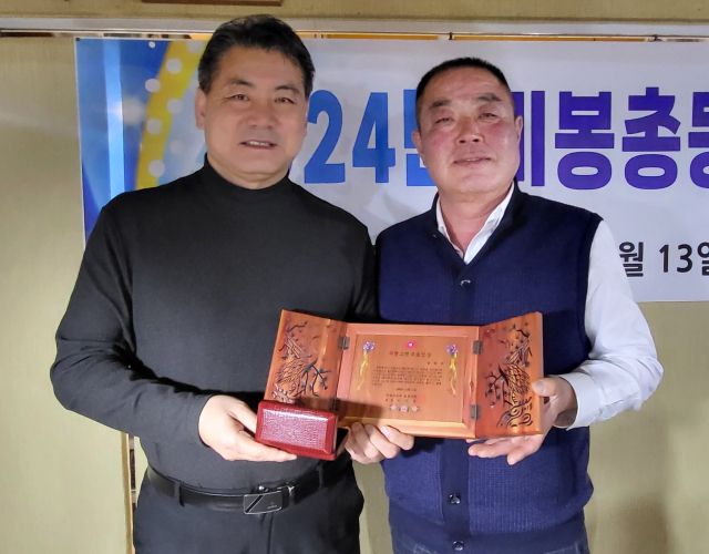 13일 열린 화성 비봉고 유도총동문회 ‘2024년 유도인의 밤’ 행사에서 양종옥 KH스포츠단 사장(왼쪽)이 이덕원 유도총동문회장으로 부터 자랑스런 비봉유도인상을 받고 있다.황선학기자