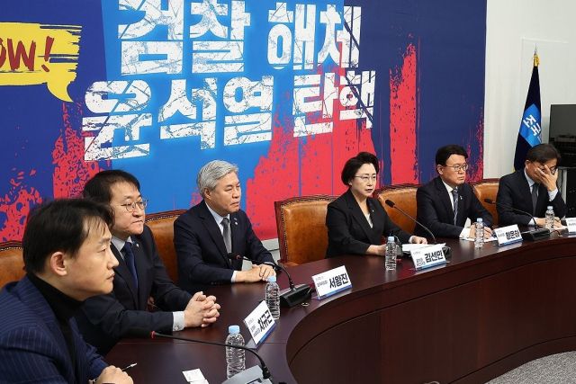 조국혁신당 김선민 당대표 권한대행이 13일 국회에서 열린 기자간담회에서 발언하고 있다. 연합뉴스