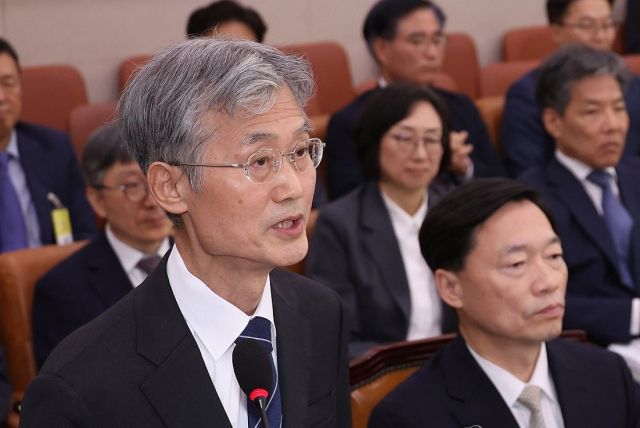 조희대 대법원장(왼쪽). 연합뉴스