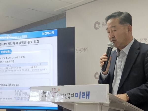 김학범 인천시 보건복지국장이 지난 12일 인천시청 브리핑룸에서 보건복지국 기자간담회를 열고 인천의료원 등 현안에 대해 설명하고 있다. 경기일보DB