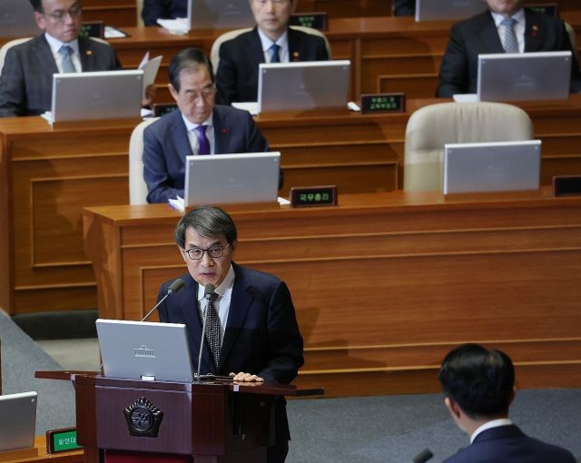 노태악 중앙선거관리위원장이 13일 오후 국회 본회의에서 열린 '윤석열 대통령 위헌적 비상계엄 선포 내란행위 관련 긴급현안질문'에서 답변하고 있다. 연합뉴스