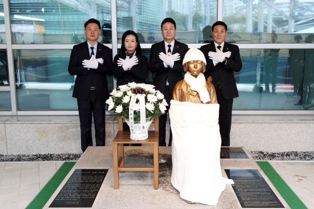 13일 오전 경기도의회 1층 평화의 소녀상 앞에서 최종현 더불어민주당 대표의원, 정윤경 부의장, 김진경 의장, 김규창 부의장(왼쪽부터)이 평화의 소녀상 건립 6주기 추모식을 마친 뒤 기념촬영을 하고 있다. 경기도의회 제공.