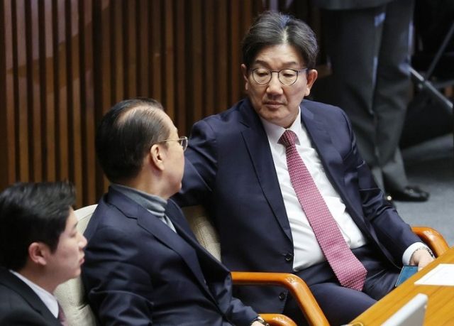 국민의힘 권성동 신임 원내대표가12일 오후 국회 본회의에서 권영세 의원과 대화하고 있다. 연합뉴스