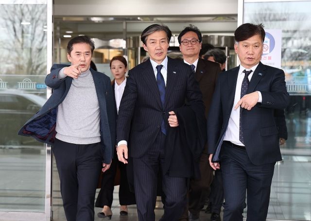 ‘자녀 입시 비리’와 ‘청와대 감찰 무마’ 등 혐의로 대법원에서 징역 2년이 확정된 조국혁신당 조국 전 대표가 12일 오후 서울 여의도 국회를 나서고 있다. 연합뉴스