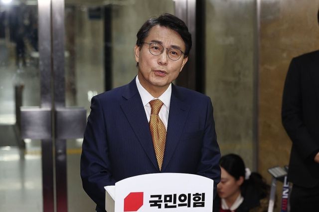 국민의힘 윤상현 의원이 12일 서울 국회에서 열린 원내대표 선출 의원총회에 참석한 뒤 취재진 앞에서 발언하고 있다. 연합뉴스