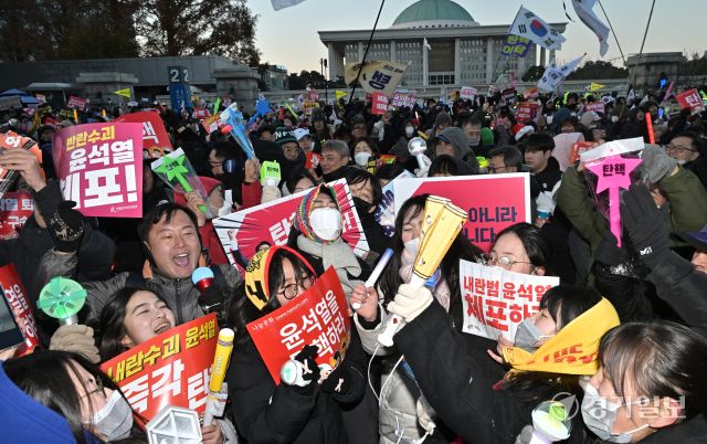 윤석열 대통령 탄핵소추안이 찬성 204명·반대 85명로 통과된 14일 국회 앞에서 '윤석열 즉각 퇴진·사회대개혁 비상행동' 주최로 열린 촛불집회에서 참가한 진보단체와 시민들이 탄핵소추안이 통과되자 환호하고 있다. 홍기웅기자