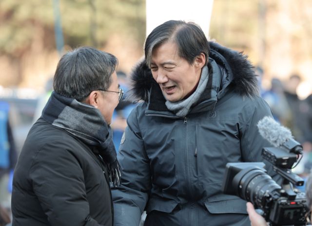 조국혁신당 조국 전 대표(오른쪽)과 김동연 경기지사가 14일 서울 여의도 국회 앞에서 열린 조국혁신당의 윤석열 대통령 탄핵 촉구 집회에서 대화하고 있다. 연합뉴스