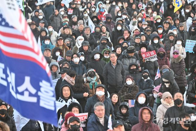 14일 오후 윤석열 대통령 탄핵 반대를 촉구하며 서울 광화문에 모인 보수성향 시민들이 윤 대통령 탄핵소추안의 국회 통과 소식이 전해지자 안타까운 표정을 짓고 있다. 조주현기자