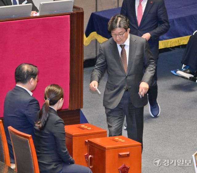 국민의힘 권성동 원내대표가 14일 국회 본회의장에서 윤석열 대통령 탄핵소추안 투표를 하고 있다