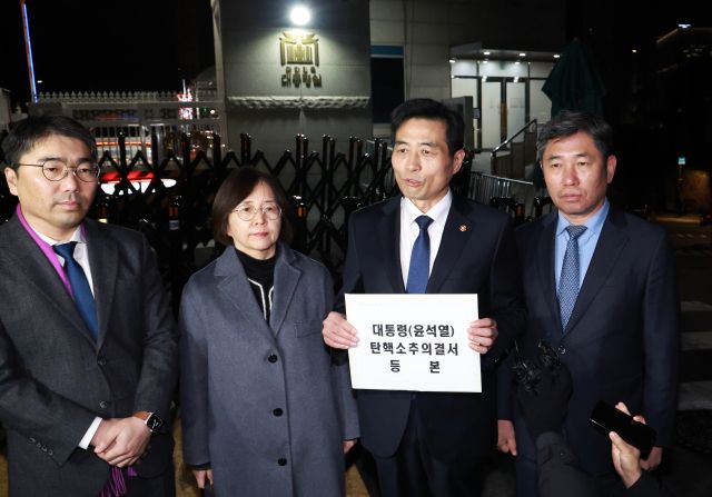 김민기 국회 사무총장(오른쪽 두 번째)과 조오섭 국회의장 비서실장(오른쪽) 등 국회 관계자들이 윤석열 대통령 대한 탄핵소추의결서 등본을 대통령실에 송달하기 위해 14일 오후 서울 용산 대통령실 민원실로 들어가기 앞서 취재진에게 입장을 밝히고 있다. 연합뉴스