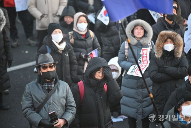 14일 오후 윤석열 대통령 탄핵 반대를 촉구하며 서울 광화문에 모인 보수성향 시민들이 윤 대통령 탄핵소추안의 국회 통과 소식이 전해지자 안타까운 표정을 짓고 있다. 조주현기자
