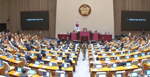 14일 국회에서 열린 대통령 윤석열 탄핵소추안 표결 영상 캡쳐