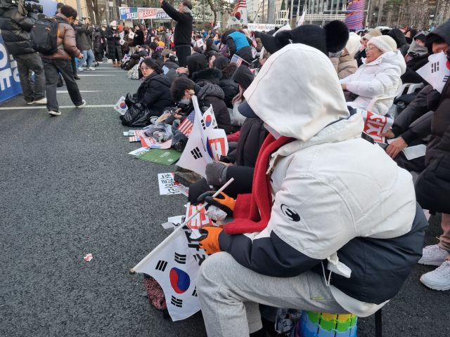 14일 오후 5시 광화문에는 윤석열 대통령 탄핵 소추안 가결이 발표되자 보수단체들이 고개를 숙이고 있다. 정성식기자