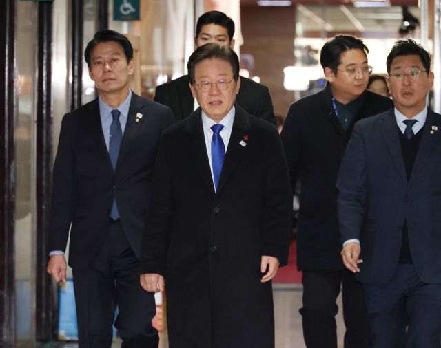 더불어민주당 이재명 대표가 14일 오전 국회에서 열린 비공개 최고위원 회의에 참석하고 있다. 연합뉴스