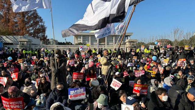 14일 윤석열 대통령 2차 탄핵소추안 표결을 앞두고 집회 참가자들이 국회의사당 앞에서 시위하는 모습이다. 오종민기자