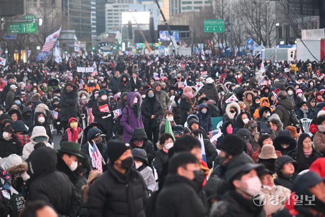 14일 오후 윤석열 대통령 탄핵 반대를 촉구하며 서울 광화문에 모인 보수성향 시민들이 윤 대통령 탄핵소추안의 국회 통과 소식이 전해지자 안타까운 표정을 짓고 있다. 조주현기자