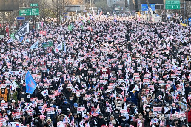대한민국바로세우기국민운동본부와 보수성향 시민 등이 14일 오후 서울 광화문 동화면세점 앞에서 '자유 대한민국 수호 국민혁명대회'를 열고 윤석열 대통령 탄핵 반대 및 더불어민주당 이재명 대표 구속을 촉구하고 있다. 조주현기자