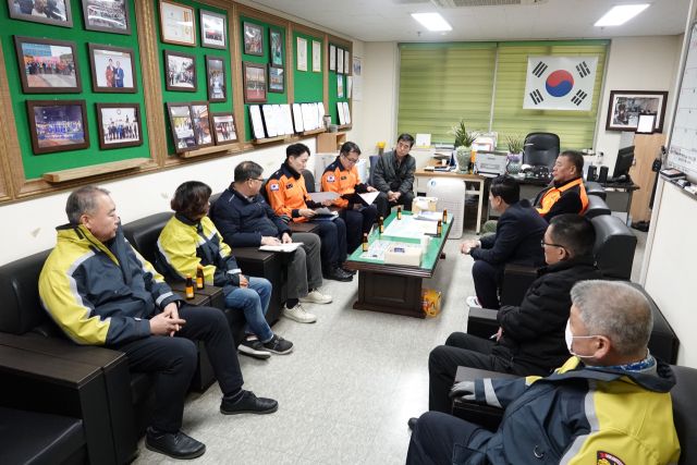 지난 11일 오후 용인중앙시장 상인회 사무실에서 겨울철 화재 예방 및 자율 안전 관리 강화를 위한 합동 간담회가 진행되고 있다. 용인소방서 제공