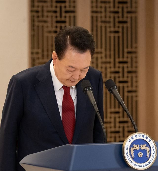 윤석열 대통령이 지난 12일 대국민 담화와 앞서 인사하고 있다. 연합뉴스