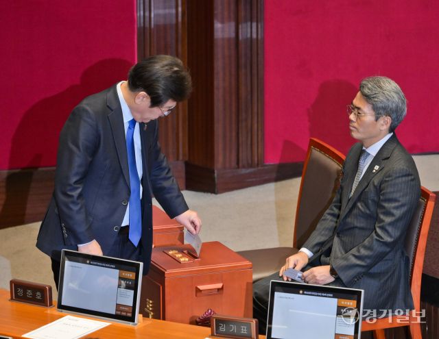 더불어민주당 이재명 대표가 14일 국회 본회의장에서 윤석열 대통령 탄핵소추안 투표를 하고 있다. 윤원규기자