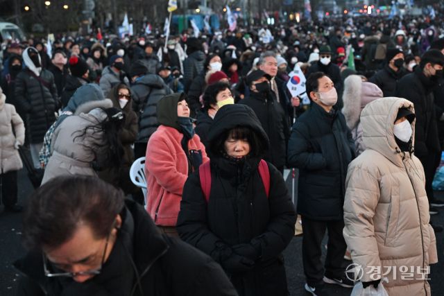 14일 오후 윤석열 대통령 탄핵 반대를 촉구하며 서울 광화문에 모인 보수성향 시민들이 윤 대통령 탄핵소추안의 국회 통과 소식이 전해지자 안타까운 표정을 짓고 있다. 조주현기자