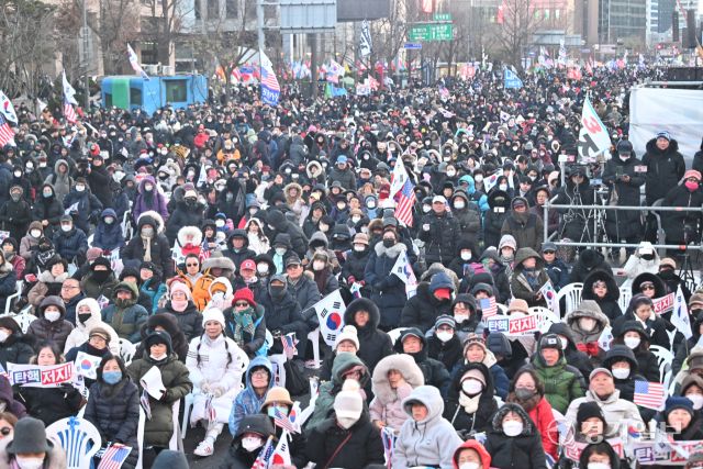 14일 오후 윤석열 대통령 탄핵 반대를 촉구하며 서울 광화문에 모인 보수성향 시민들이 윤 대통령 탄핵소추안의 국회 통과 소식이 전해지자 안타까운 표정을 짓고 있다. 조주현기자