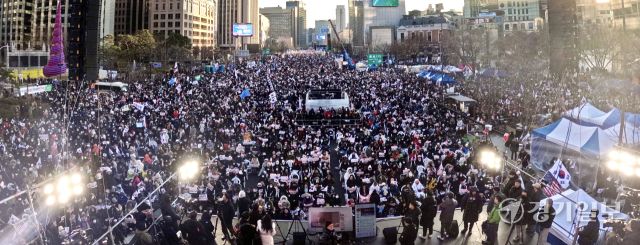 대한민국바로세우기국민운동본부와 보수성향 시민 등이 14일 오후 서울 광화문 동화면세점 앞에서 '자유 대한민국 수호 국민혁명대회'를 열고 윤석열 대통령 탄핵 반대 및 더불어민주당 이재명 대표 구속을 촉구하고 있다. 조주현기자