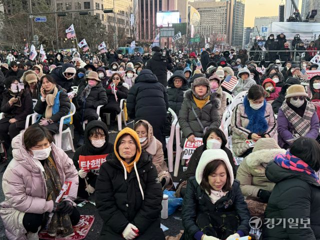 14일 오후 윤석열 대통령 탄핵 반대를 촉구하며 서울 광화문에 모인 보수성향 시민들이 윤 대통령 탄핵소추안의 국회 통과 소식이 전해지자 안타까운 표정을 짓고 있다. 조주현기자