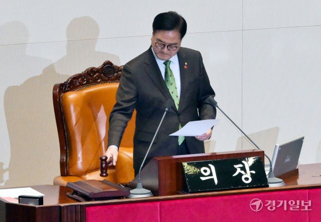 우원식 국회의장이 14일 오후 국회 본회의에서 윤석열 대통령 탄핵소추안 가결을 선포하고 있다. 윤원규기자