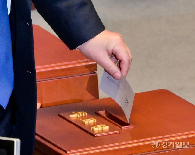 14일 오후 국회 본회의장에서 진행된 윤석열 대통령 탄핵소추안에 대해 더불어민주당 이재명 대표가 탄핵안에 대해 ‘가’로 투표하고 있다.