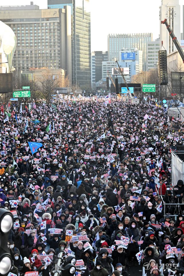대한민국바로세우기국민운동본부와 보수성향 시민 등이 14일 오후 서울 광화문 동화면세점 앞에서 '자유 대한민국 수호 국민혁명대회'를 열고 윤석열 대통령 탄핵 반대 및 더불어민주당 이재명 대표 구속을 촉구하고 있다. 조주현기자