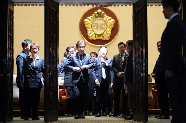 더불어민주당 이재명 대표와 의원들이 14일 오후 윤석열 대통령 탄핵소추안이 가결된 뒤 국회 본회의장을 나오고 있다. 연합뉴스