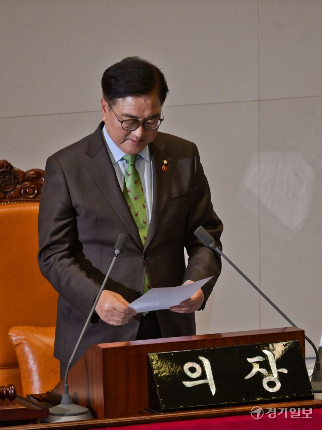 14일 오후 국회 본회의장에서 윤석열 대통령 탄핵소추안에 대한 투표가 진행된 가운데 의원총회장에서 우원식 국회의장이 투표 결과를 받아 읽고 있다.