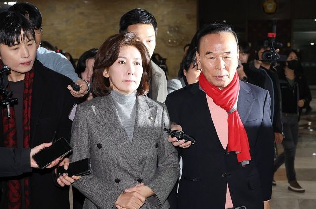 국민의힘 나경원(왼쪽), 박덕흠 의원이 14일 오전 국회에서 열린 비상 의원총회에 참석하고 있다. 연합뉴스