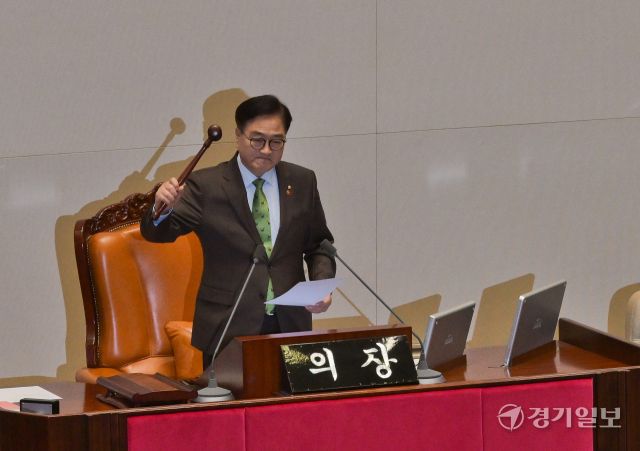 우원식 국회의장이 14일 국회 본회의장에서 윤석열 대통령 탄핵소추안에 대한 가결을 선포하고 있다.