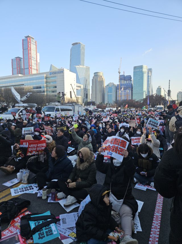 14일 국회의사당 앞에 시위대가 ‘윤석열을 구속하라’는 피켓을 들고 있는 모습이다. 박귀빈기자