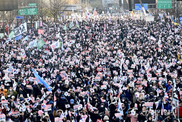 대한민국바로세우기국민운동본부와 보수성향 시민 등이 14일 오후 서울 광화문 동화면세점 앞에서 '자유 대한민국 수호 국민혁명대회'를 열고 윤석열 대통령 탄핵 반대 및 더불어민주당 이재명 대표 구속을 촉구하고 있다. 조주현기자