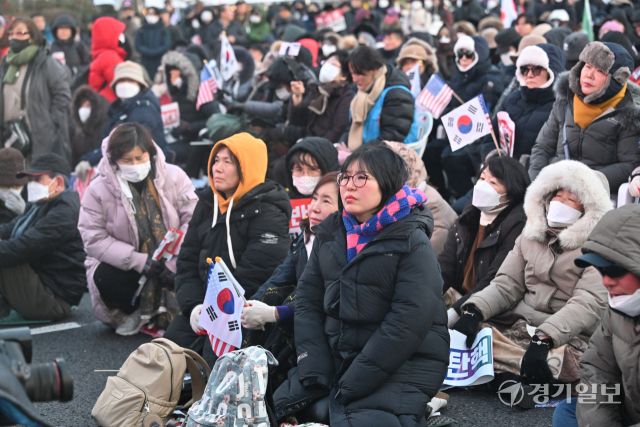 14일 오후 윤석열 대통령 탄핵 반대를 촉구하며 서울 광화문에 모인 보수성향 시민들이 윤 대통령 탄핵소추안의 국회 통과 소식이 전해지자 안타까운 표정을 짓고 있다. 조주현기자