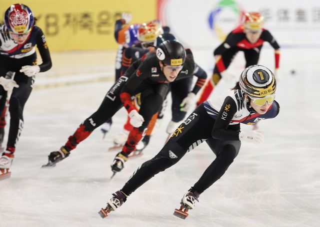 한국의 김길리(성남시청)가 15일 서울 양천구 목동아이스링크에서 열린 2024-2025 국제빙상경기연맹(ISU) 쇼트트랙 월드투어 4차 대회 혼성계주 결승서 선두에서 레이스를 펼치고 있다.연합뉴스
