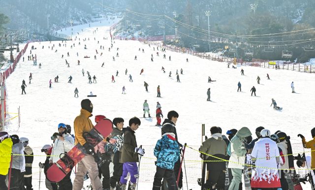기다림 끝에 스키장 개장, 스키어, 스노보더들 북적 [포토뉴스]