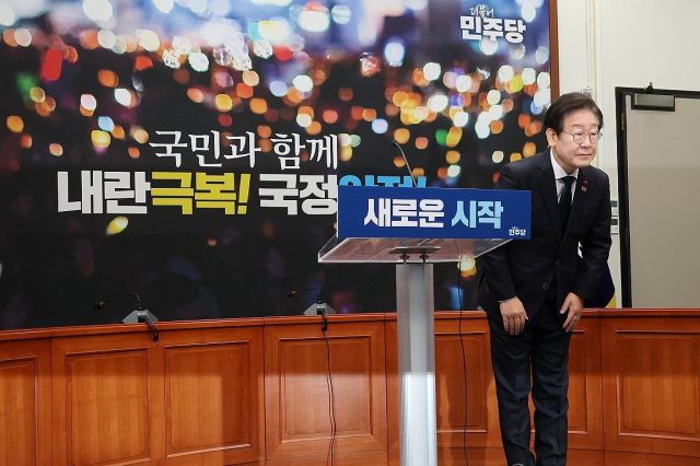 더불어민주당 이재명 대표가 15일 오전 국회에서 열린 기자회견에 입장해 인사하고 있다. 연합뉴스