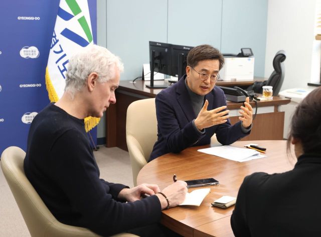 김동연 경기도지사가 지난 14일 오후 서울 여의도 중앙협력본부 사무실에서 프랑스 르몽드지와 인터뷰를 했다. 경기도 제공