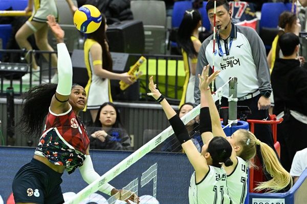 15일 열린 한국도로공사전에서 현대건설의 모마가 강타를 날리고 있다.KOVO 제공