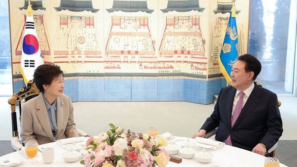 윤석열 대통령이 지난해 12월 29일 서울 용산구 한남동 대통령 관저에서 박근혜 전 대통령과 오찬을 함께하고 있다. 연합뉴스