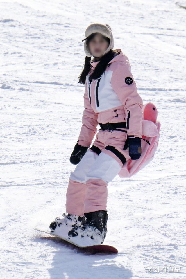 기다림 끝에 스키장 개장, 스키어, 스노보더들 북적 [포토뉴스]