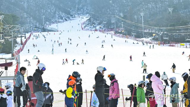기다림 끝에 스키장 개장, 스키어, 스노보더들 북적 [포토뉴스]